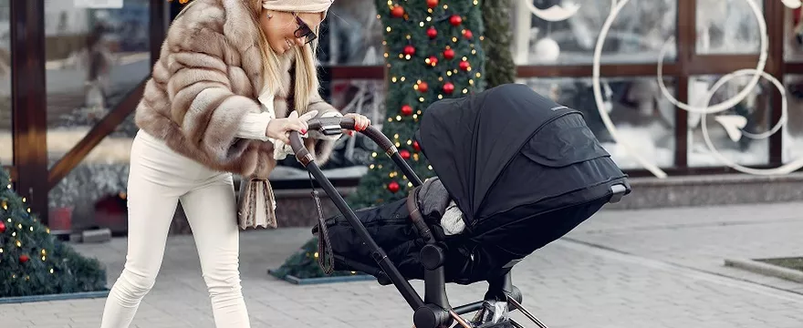 Familie.pl<br>Kiedy pierwszy spacer z niemowlakiem zimą? ZOBACZ jak się przygotować!